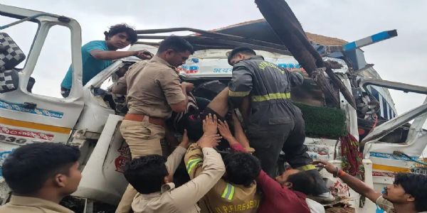 राष्ट्रीय राजमार्ग पर दो डंपरों की टक्कर एक की मौत, दूसरा घायल