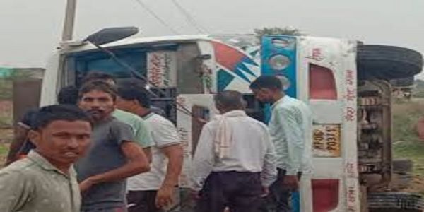 मुरैना: कैलारस में बेकाबू होकर पलटी बस, 8 यात्री घायल, एक महिला गंभीर