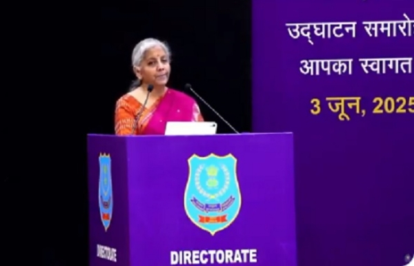 डीआरआई के अधिकारियों को संबोधित करते हुए निर्मला सीतारमण