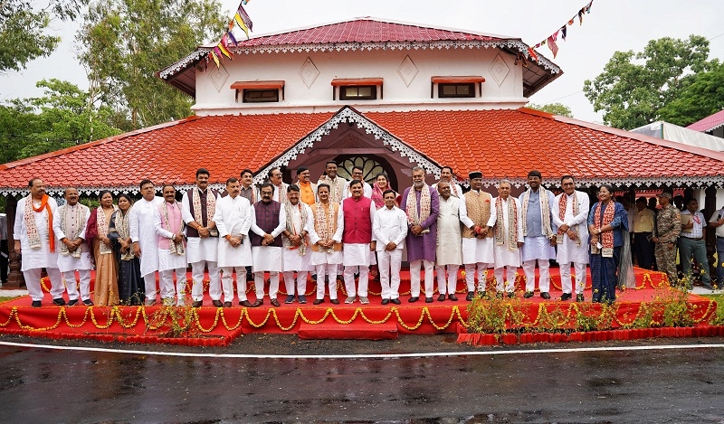 मुख्यमंत्री की अध्यक्षता में मंगलवार को जनजातीय पराक्रमी राजा भभूत सिंह के सम्मान में हुई मंत्रिपरिषद की बैठक के बाद राजभवन पचमढ़ी में समूह फोटो