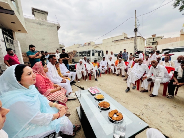 फतेहाबाद। ग्रामीणों को संबोधित करते इनेलो महिला प्रदेश प्रभारी सुनैना चौटाला।