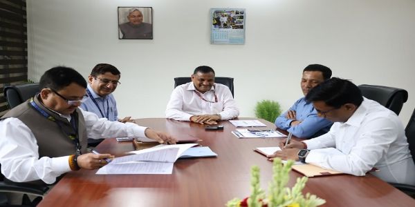 बिहार सरकार एवं एयरपोर्ट्स अथॉरिटी ऑफ इंडिया के मध्य समझौता ज्ञापन पर हस्ताक्षर करते अधिकारी