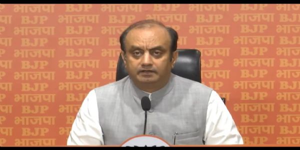 भाजपा प्रवक्ता सुधांशु त्रिवेदी प्रेसवार्ता को संबोधित करते हुए