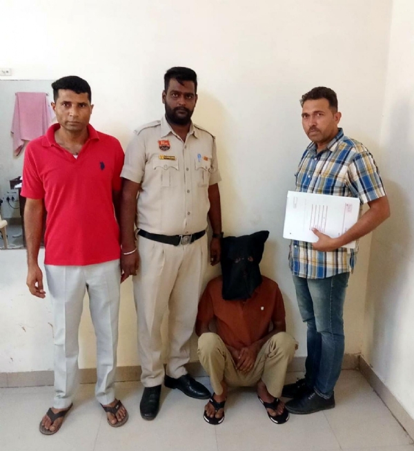 टोहाना पुलिस गिरफ्त में पिस्तौल सहित गिरफ्तार युवक।