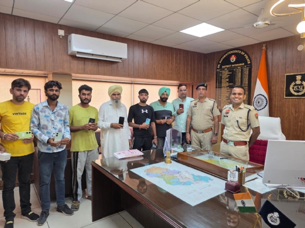 फतेहाबाद। लोगों को उनके गुम हुए मोबाइल फोन लौटाते एसपी सिद्धांत जैन।