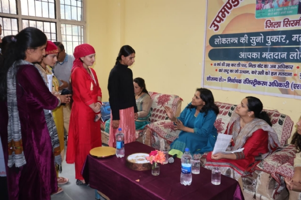 राज्य मुख्य निर्वाचन अधिकारी ने शिलाई विधान सभा निर्वाचन क्षेत्र में महिला मतदाताओं को मतदान के प्रति किया जागरूक