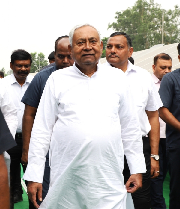 मुख्यमंत्री नीतीश कुमार ने बिक्रम में कैनाल बैंक सौर ऊर्जा परियोजना के उद्घाटन के बाद दौरा किया