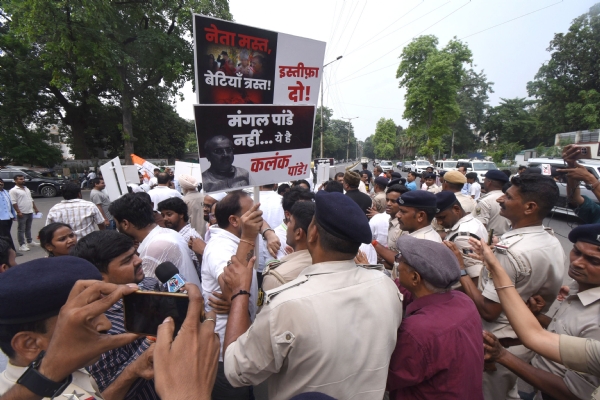 नाबालिग दलित दुष्कर्म पीड़िता की अस्पताल में इलाज के दौरान मौत के बाद कांग्रेस कार्यकर्ताओं ने स्वास्थ्य मंत्री मंगल पांडेय के सरकारी आवास का घेराव कर विरोध प्रदर्शन किया
