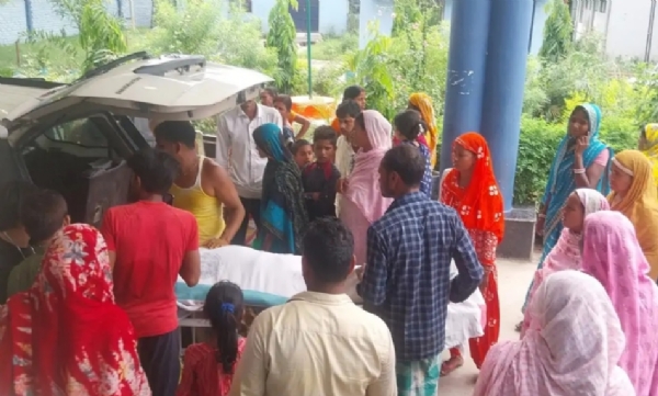 अररिया फोटो:अस्पताल से शव ले जाते परिजन
