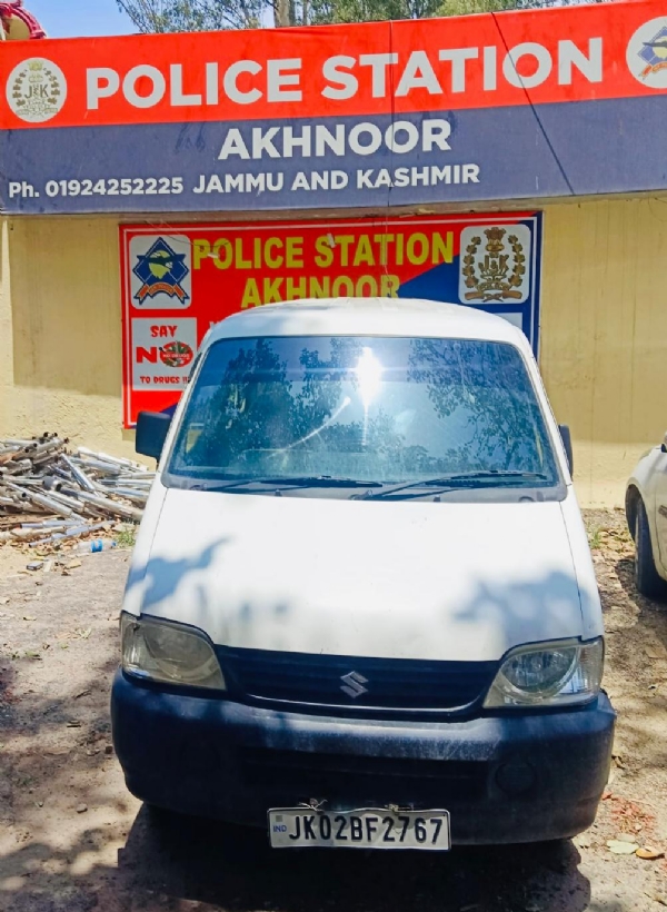 नियमित गश्त के दौरान अखनूर पुलिस ने चोरी का वाहन किया बरामद