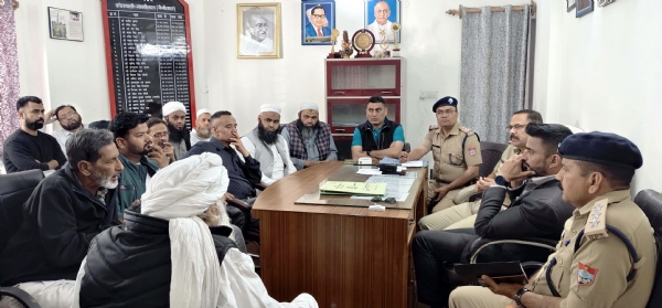 शांति कमेटी की बैठक में उपस्थित पुलिस के अधिकारी एवं अन्य।