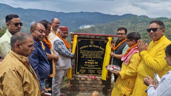 सड़क का लोकार्पण करते पौड़ी विधायक