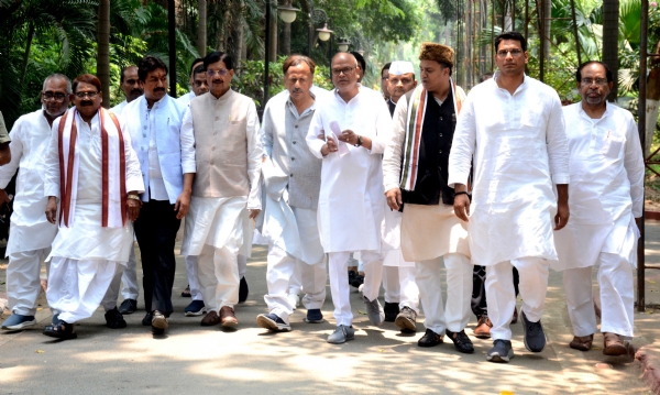 दलित बच्ची के साथ बलात्कार  और इलाज के दौरान  मौत को लेकर कोंग्रेस का परतिनिधि मंडल  राजपाल को ज्ञापन  सौंपा