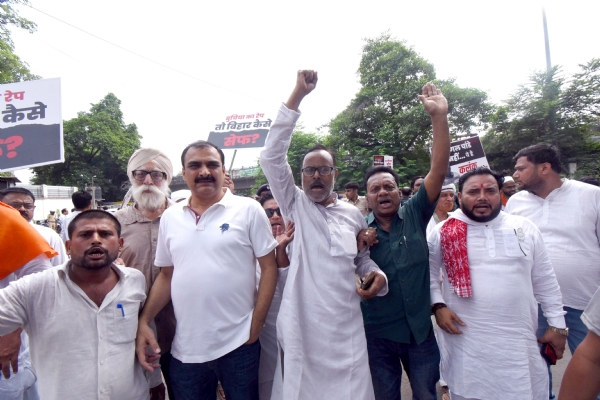 नाबालिग दलित दुष्कर्म पीड़िता की अस्पताल में इलाज के दौरान मौत के बाद कांग्रेस कार्यकर्ताओं ने स्वास्थ्य मंत्री मंगल पांडेय के सरकारी आवास का घेराव कर विरोध प्रदर्शन किया