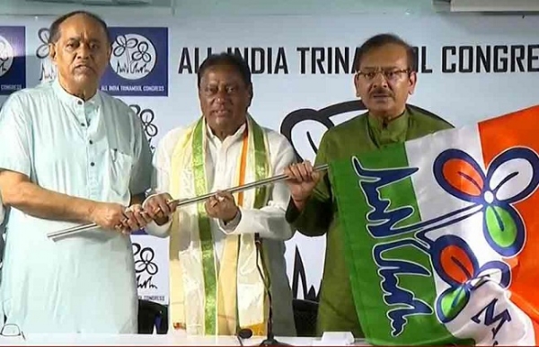 तृणमूल कांग्रेस के वरिष्ठ नेता सुब्रत बक्शी और अरूप विश्वास की उपस्थिति में तृणमूल में शामिल माटीगाड़ा-नक्सलबाड़ी के पूर्व विधायक शंकर मालाकार