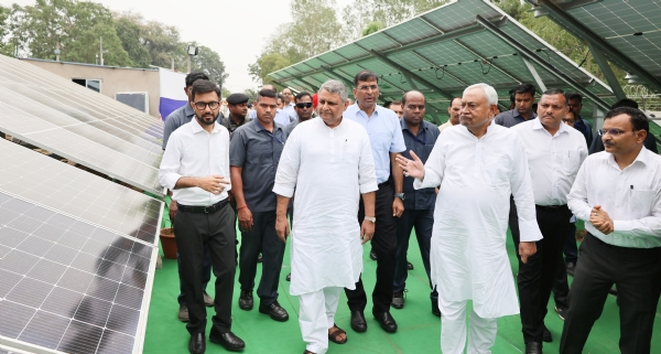 मुख्यमंत्री नीतीश कुमार ने बिक्रम में कैनाल बैंक सौर ऊर्जा परियोजना के उद्घाटन के बाद दौरा किया