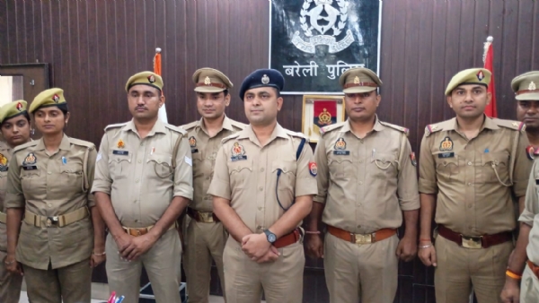 वर्कआउट करने वाली टीम की हौसला अफ़ज़ाई करते एसपी सिटी