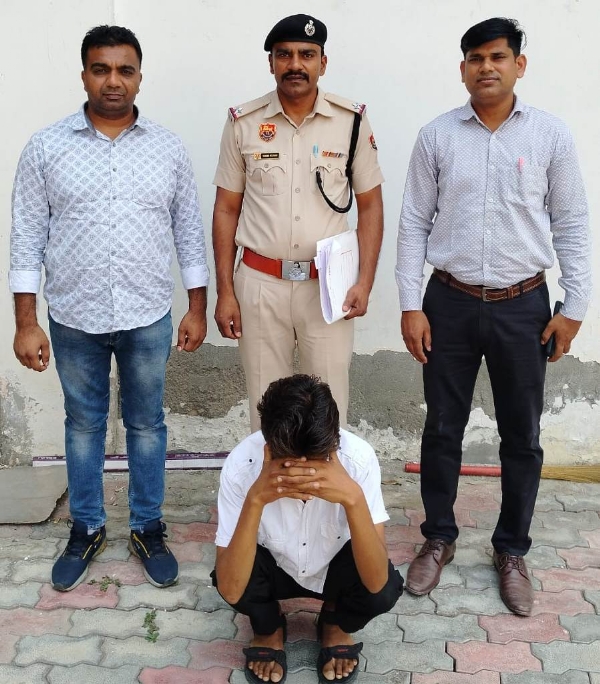 साइबर ठगी का आरोपी पुलिस की गिरफ्त में।