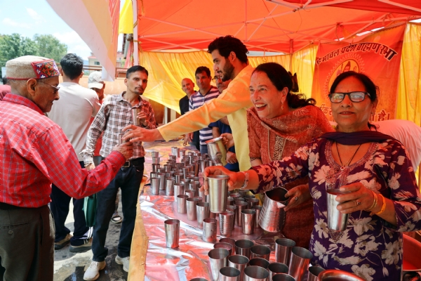 ब्राहमण सभा के सदस्य छबील में पानी पिलाते हुए।