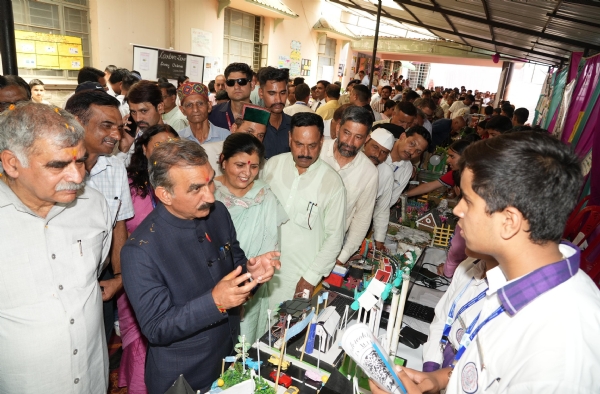 देहरा में बाल विज्ञान कांग्रेस के दौरान बच्चों के मॉडल देखते हए मुख्यमंत्री।