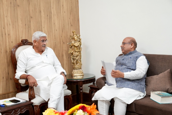 दिल्ली में बुधवार को केंद्रीय पर्यटन मंत्री गजेंद्र सिंह शेखावत से मुलाकात करते विधानसभा अध्यक्ष विजेंद्र गुप्ता