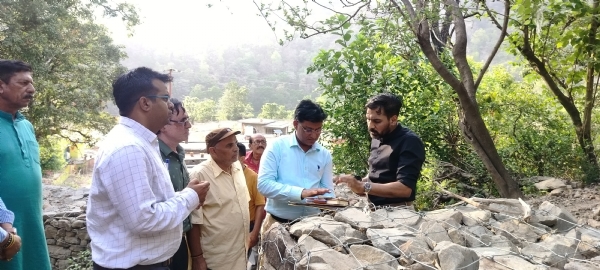 आमशोड का निरीक्षण करते जिलाधिकारी