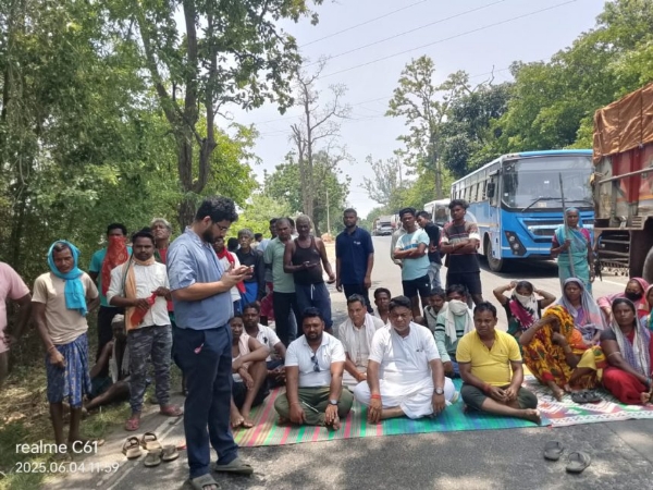धरना प्रदर्शन करते हुए लोगों के बीच तहसीलदार