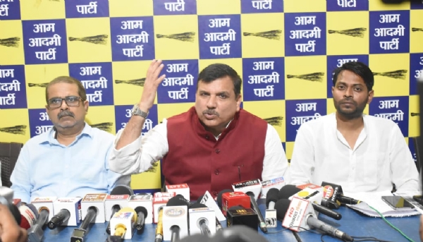 वार्ता कर जानकारी देते सांसद संजय सिंह।