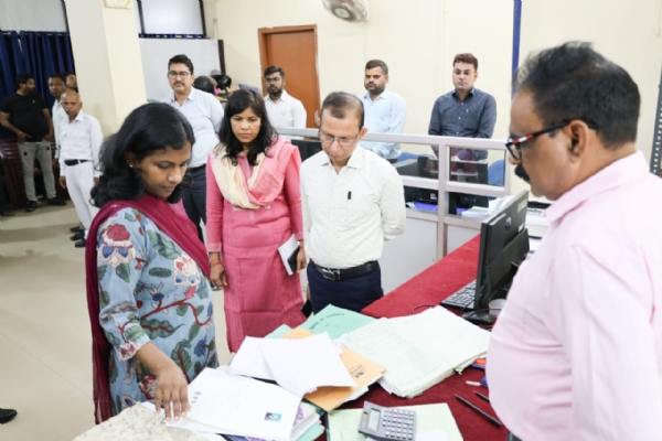 पदाधिकारी और कर्मचारी ईमानदारी से दायित्वों का निर्वहन करें: उपायुक्त पदाधिकारी और कर्मचारी ईमानदारी से दायित्वों का निर्वहन करें: उपायुक्त