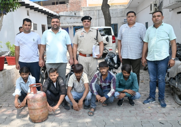 पुलिस गिरफ्त में चोर गिरोह