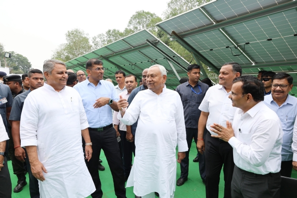 मुख्यमंत्री नीतीश कुमार ने बिक्रम में कैनाल बैंक सौर ऊर्जा परियोजना के उद्घाटन के बाद दौरा किया