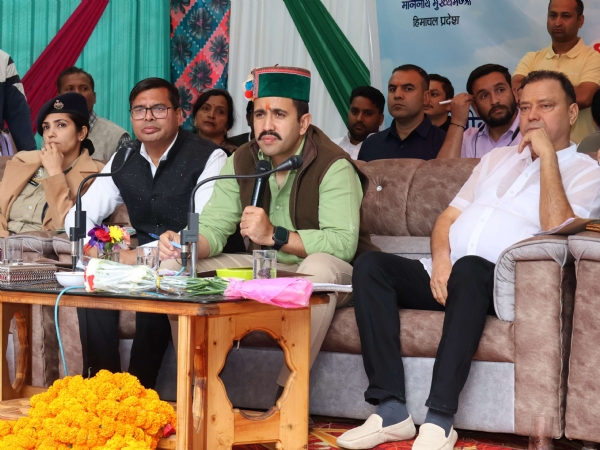 मंडी जिला के देवीदढ़ में सरकार गांव के द्वार कार्यक्रम की अध्यक्षता करते हुए विक्रमादित्य।