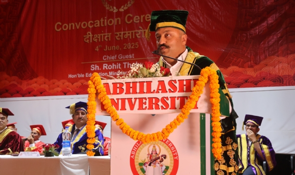 शिक्षा मंत्री रोहित ठाकुर दीक्षांत समारोह के दौरान संबोधित करते हुए।