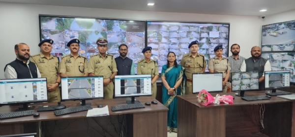 एसपी कार्यालय में मौजूद पुलिस और प्रशासनिक अधिकारी।