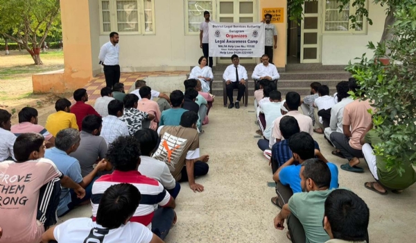 गुरुग्राम जिला जेल भोंडसी में एक विशेष विधिक जागरुकता कार्यक्रम में जानकारी देते पैनल अधिवक्ता।
