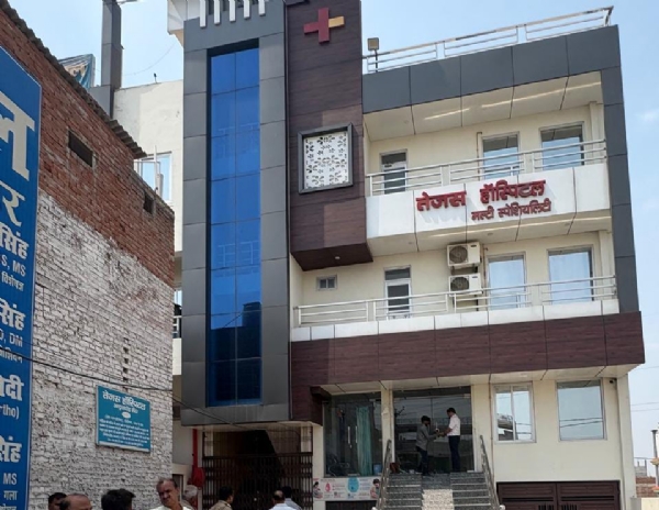 अवैधरूप से संचालित तेजस अस्पताल को सील करते हुए कर्मचारियों का छाया चित्र