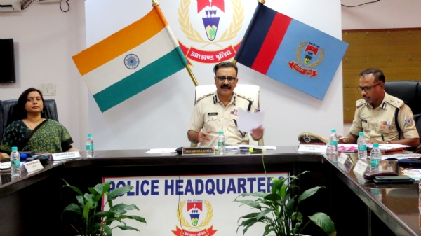 बैठक करते  डीजीपी
