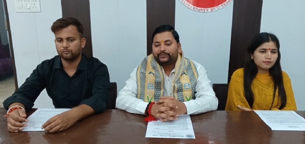 प्रेस वार्ता करते एबीवीपी कार्यकर्ता