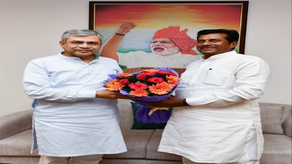 रेल मंत्री वैष्णव से मिले सांसद कुशवाह