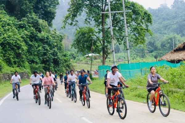 अरुणाचलः भारतीय सेना के सौजन्य से आलो में आयोजित साइकिल रैली का दृश्य।