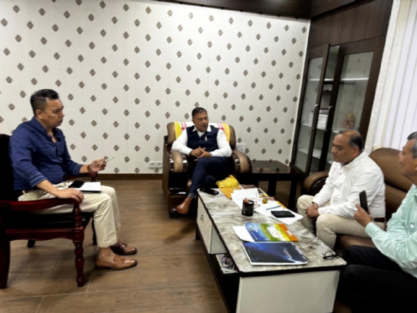 जनता भवन में उद्योग, वाणिज्य एवं सार्वजनिक उपक्रम विभाग के मंत्री बिमल बोरा भारतीय उद्यमिता संस्थान (आईआईई) के निदेशक ईश्वर चन्नाबसप्पा पूजार से मुलाकात के दौरान।