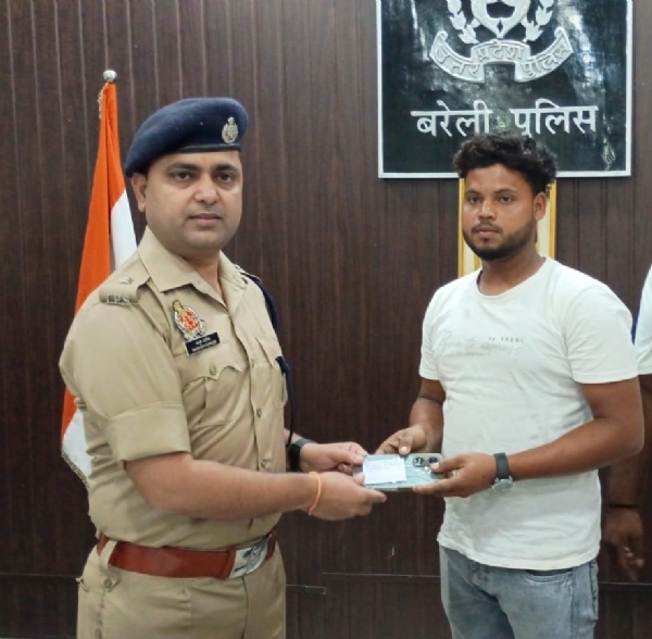 चोरी हुए मोबाइल को वापस लौटाते एसपी सिटी