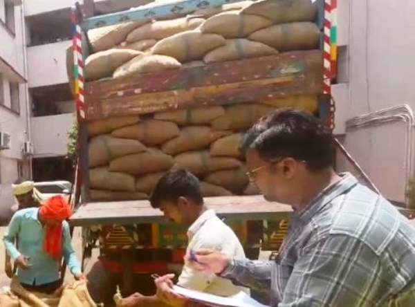 सुपारी से भरे ट्रक पकड़े सेंट्रल जीएसटी की टीम ने