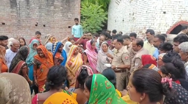 मौके पर पहुंची पुलिस समझाते हुए