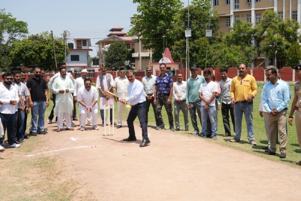 क्रिकेट प्रतियोगिता के दौरान बल्लेबाजी करते हुए मुख्यमंत्री। क्रिकेट प्रतियोगिता के दौरान बल्लेबाजी करते हुए मुख्यमंत्री।