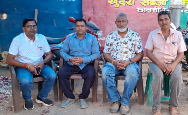 जानकारी देते पार्टी कार्यकर्ता