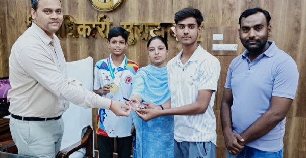 राष्ट्रीय कैडेट ताइक्वांडो प्रतियोगिता में स्वर्ण पदक जीतने वाले आशीष सिंह को सम्मानित करते जिलाधिकारी अनुज सिंह ।