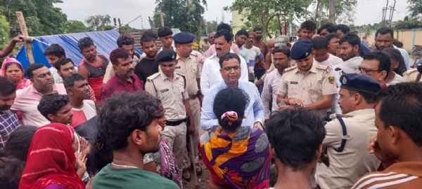 अररिया फोटो:एसडीएम एसडीपीओ सहित अन्य अधिकारी अतिक्रमणकारियों से बातचीत करते