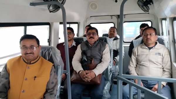पौड़ी में बस से ऑफिस आते अधिकारी