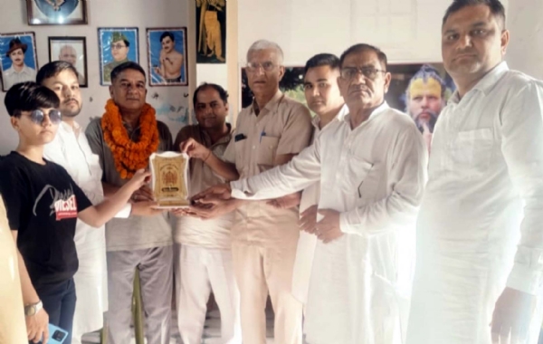 धर्मशाला में उपस्थित समाज के गणमान्य व्यक्ति।